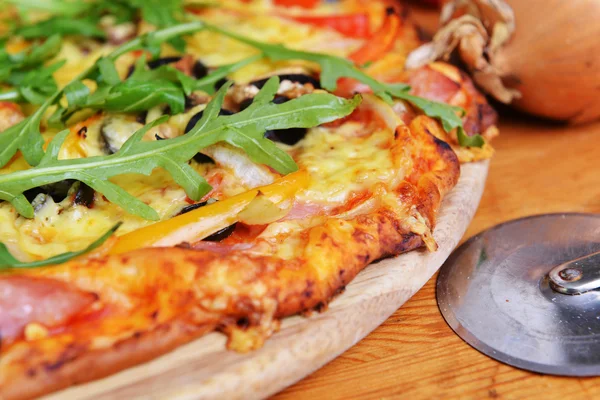 Bakade pizza — Stockfoto