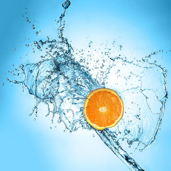 Water splash on orange — Stock Photo, Image