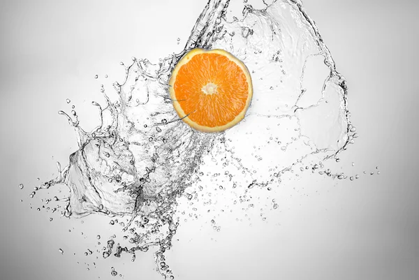 Salpicadura de agua en naranja — Foto de Stock