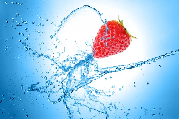 Strawberry drop into water — Stock Photo, Image