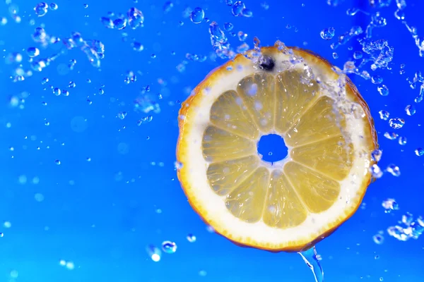 Скибочку лимона — стокове фото
