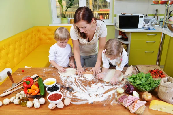 Mãe com filhos na cozinha — Fotografia de Stock