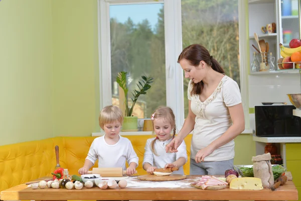 Madre con hijos en la cocina — Foto de Stock
