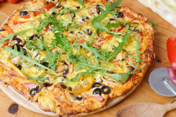 Pieczona pizza — Zdjęcie stockowe