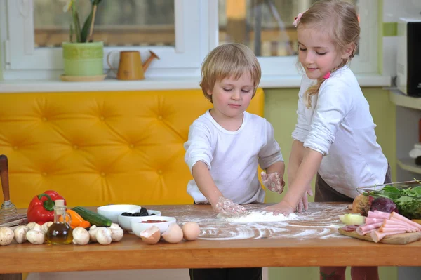 Brother and sister cook pizza — Stock Photo, Image