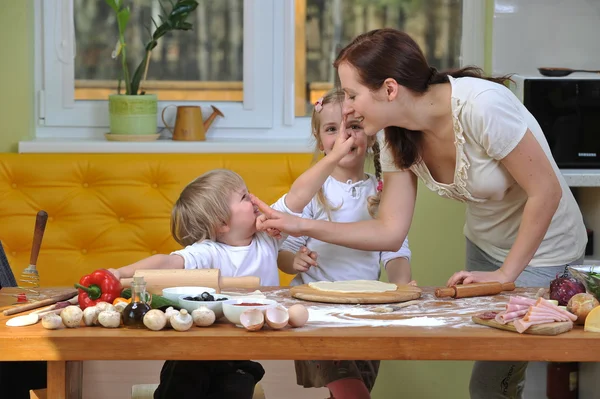 Mother with children prepare pizza — Stock Photo, Image