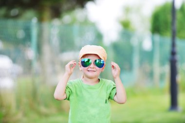güneş gözlüklü çocuk
