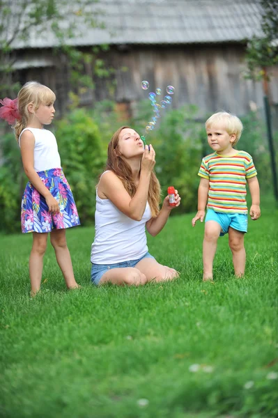 Kabarcık üfleyici ile aile — Stok fotoğraf