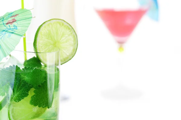 Cocktails in Gläser — Stockfoto