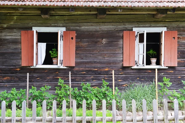 Ramen van houten huis — Stockfoto