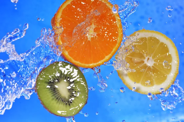 Rodajas de kiwi, naranja y limón —  Fotos de Stock