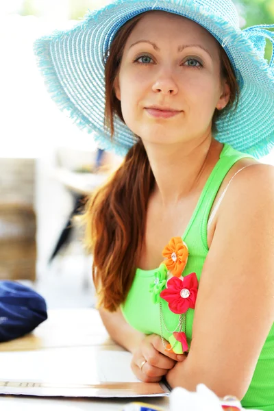 밀 짚 모자에 있는 여자 — 스톡 사진