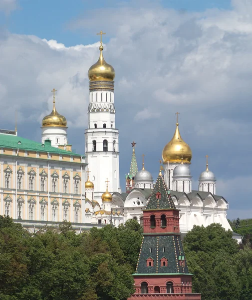 Bell Tower Ivan a nagy, katedrálisok és a Kreml-torony nyári látkép — Stock Fotó