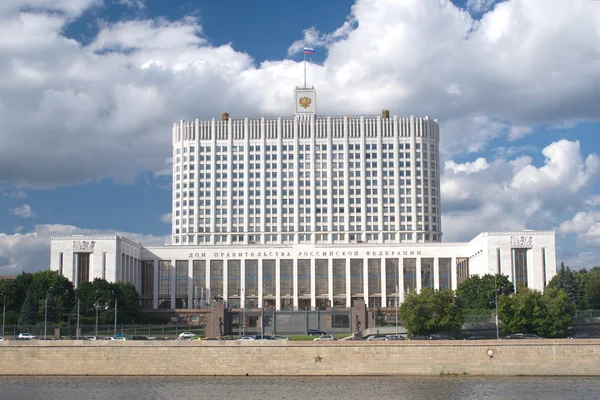 Белый дом в Москве — стоковое фото