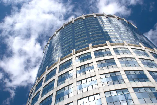 Escritório moderno torre redonda edifício sobre o céu com nuvens — Fotografia de Stock