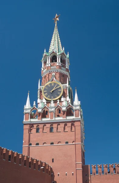 Spasskaya wieża Moskiewski Kreml przez błękitne niebo — Zdjęcie stockowe