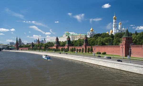 El Kremlin de Moscú y las iglesias vista desde el río Moskva en el día de verano —  Fotos de Stock