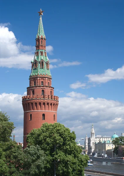 Moskauer Stadtblick mit Kreml-Turm, Gebäuden und Fluss — Stockfoto