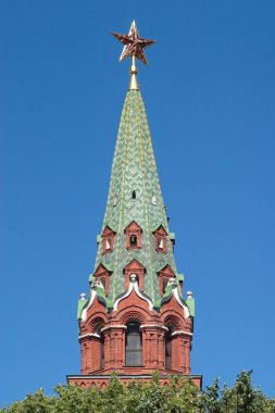 Moscow kremlin toren met rode ster close-up geïsoleerd op blauwe verticale