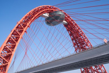 karayolu ile modern köprü üst bölümünde