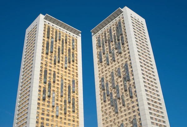 Dois modernos edifícios residenciais altos — Fotografia de Stock
