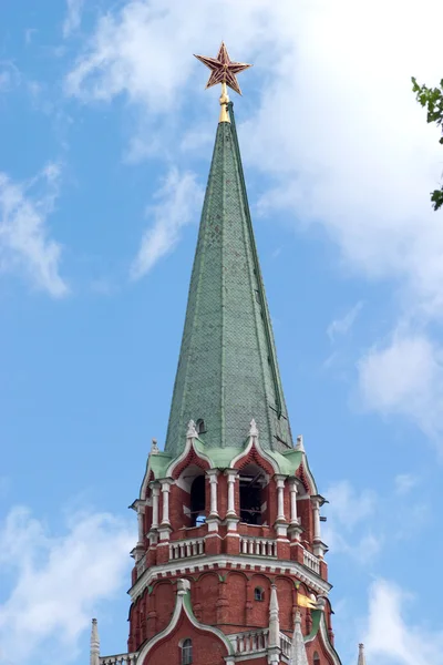 Torre del Kremlin de Moscú con vista vertical de primer plano de estrella roja —  Fotos de Stock