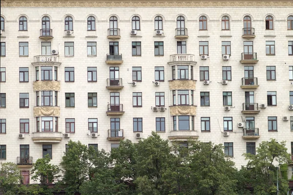 Ciudad fachada del edificio residencial —  Fotos de Stock
