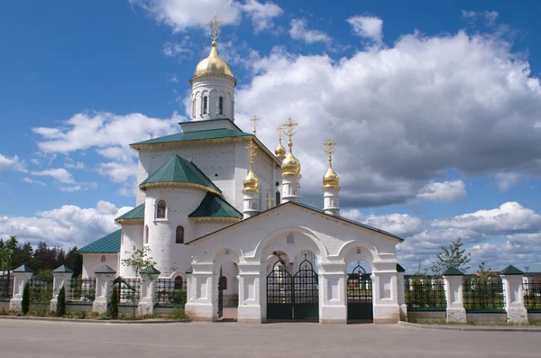 Russian country churh with golden cupolas — Stock Photo, Image