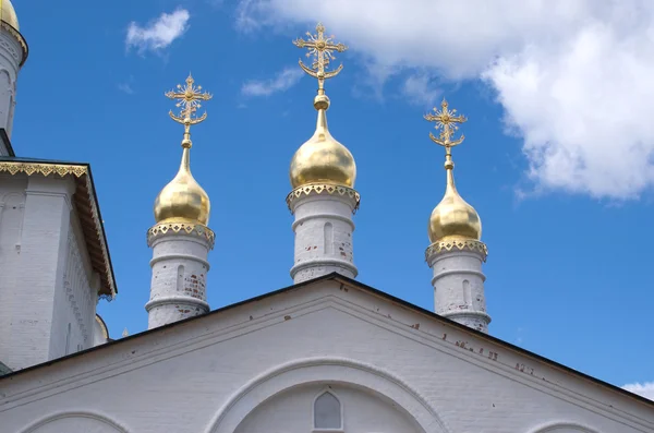 Churh cupolas over blue sky with clouds — Stock Photo, Image