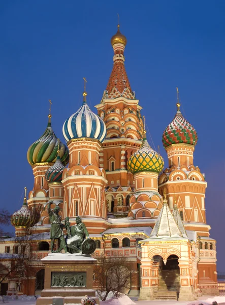 Sint Basiliuskathedraal op het Rode plein in Moskou winter nacht weergave — Stockfoto