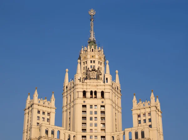 Toppen av stalinistiska bostadshus på kotelnicheskaya vallen i Moskva — Stockfoto
