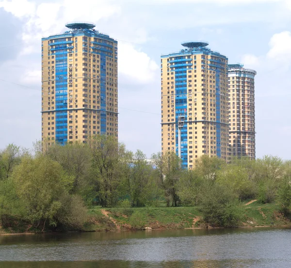 Stadtlandschaft mit hohen modernen Mehrfamilienhäusern an einem Fluss — Stockfoto