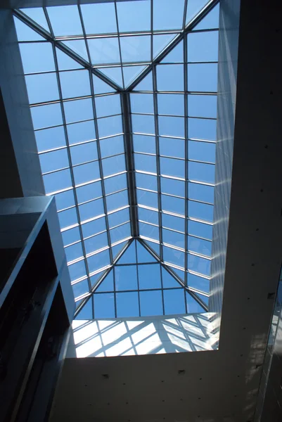 Techo de cristal y metal del edificio moderno — Foto de Stock