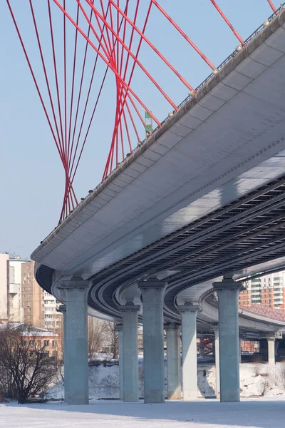 Deel van verkeersbrug op stelten over bevroren rivier verticale weergave — Stockfoto