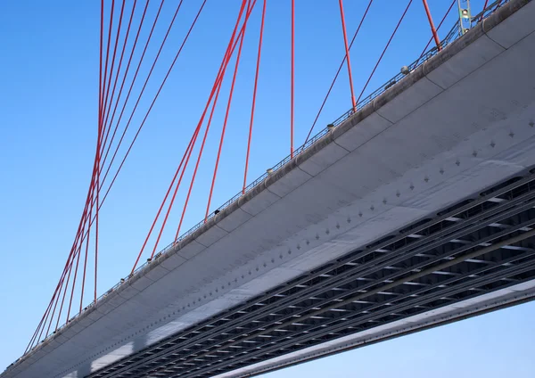 Deel van moderne brug met de highway — Stockfoto