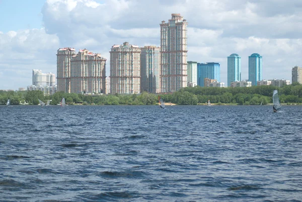 Городской пейзаж с современными домами на берегу реки — стоковое фото