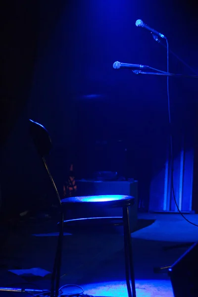 Pustej scenie występy z mikrofonami w ciemny niebieski jasny — Zdjęcie stockowe