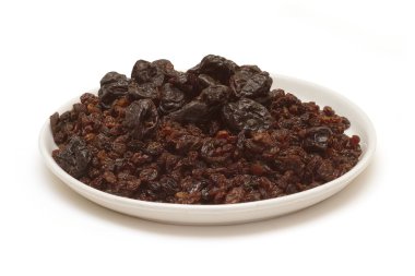 çok kuru erik, Kuru üzüm yuvarlak plaka üzerinde beyaz izole