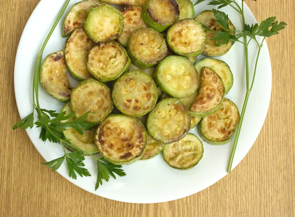 kızarmış kabak dilimleri beyaz tabakta maydanoz ile yakın çekim