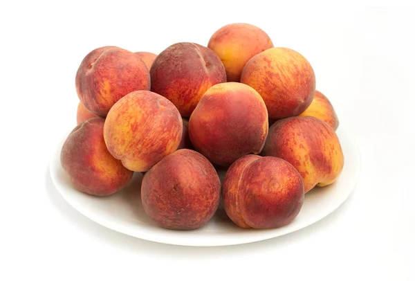 Peaches beyaz izole plaka üzerinde — Stok fotoğraf