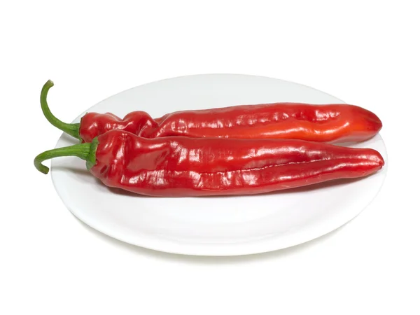 Chiles rojos en plato aislado —  Fotos de Stock