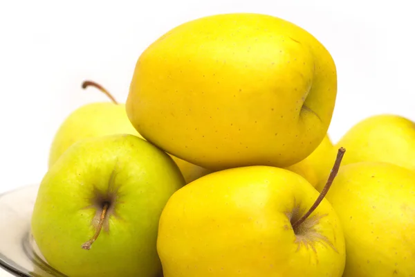 Muchas manzanas amarillas primer plano aislado en blanco —  Fotos de Stock