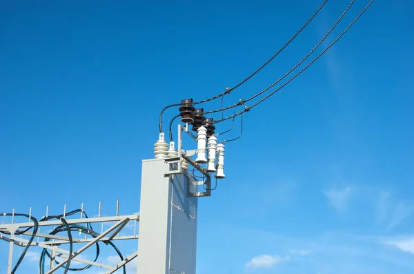 Elektrik donatımı için güç kaynağı üzerinde mavi gökyüzü — Stok fotoğraf