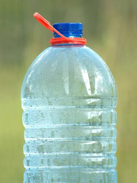 塑料可以与生态纯净饮用水特写 — 图库照片