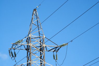 Yüksek voltajlı güç hattı gri metal kulenin