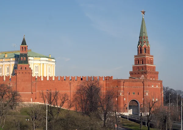 Kreml vägg och två torn i Moskva — Stockfoto