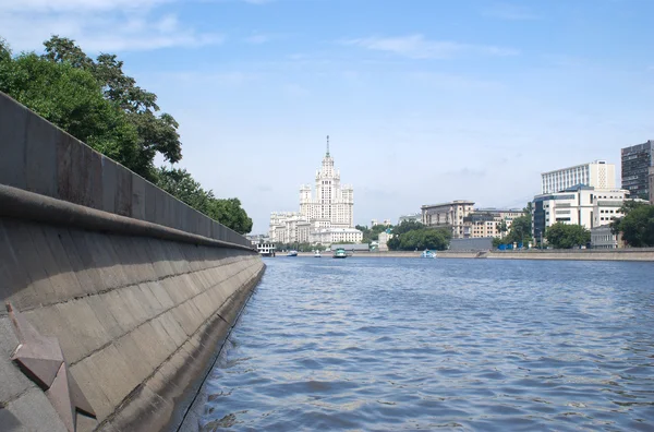 Rivière Moskva et remblai le jour de l'été — Photo