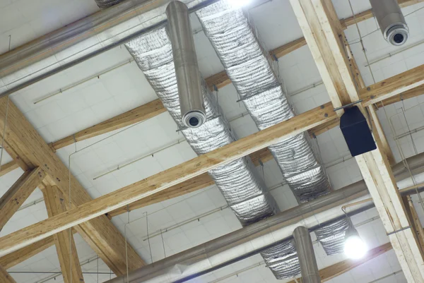 Højt til loftet med ventilation i industribygning - Stock-foto