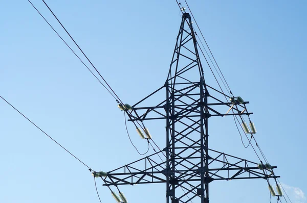 Contorno de la torre de metal gris de línea de alimentación de alta tensión — Foto de Stock