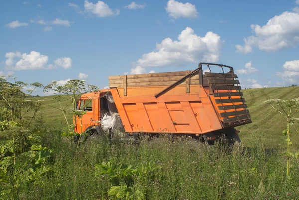 Landsbygdens sommar landskap med jordbruk bil framför odlade fält — Stockfoto